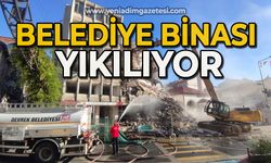 Belediye binası yıkılıyor