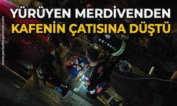 Yürüyen merdivenden kafenin çatısına düştü