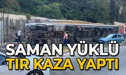 Saman yüklü tır kaza yaptı