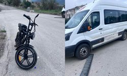 Minibüse çarpan bisikletteki çocuk yaralandı