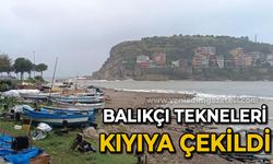 Sağanak yağış etkili oldu, balıkçı tekneleri kıyıya çekildi