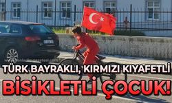 Görenleri duygulandırdı, alkışları topladı: Türk Bayraklı, kırmızı kıyafetli, bisikletli çocuk!