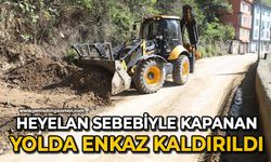 Heyelan sebebiyle kapanan yolda enkaz kaldırıldı