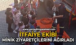 İtfaiye ekibi minik ziyaretçilerini ağırladı