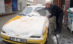 Kar yağışı yer yer etkisini gösteriyor: Kar kalınlığı 15 santimetreye ulaştı