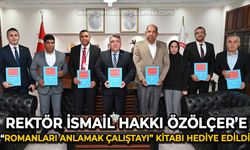 BEUN Rektörü İsmail Hakkı Özölçer'e "Romanları Anlamak Çalıştayı" kitabı hediye edildi