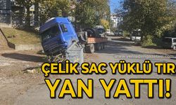 Çelik sac yüklü tır yan yattı