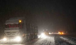 Kar yağışı trafiği kilitledi, araçlar yolda mahsur kaldı