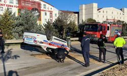 Kocaeli’de direğe çarpan jandarma aracı takla attı: 2 jandarma yaralı