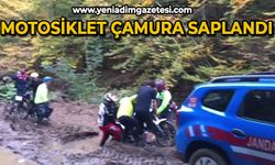 Çamura saplanan motosikletlinin yardımına jandarma yetişti