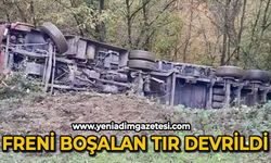 Freni boşalan tır devrildi