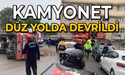 Kamyonet düz yolda devrildi