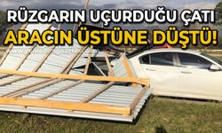 Rüzgarın uçurduğu çatı, park halindeki aracın üzerine düştü