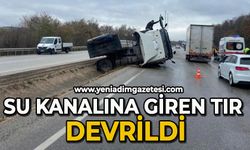 Su kanalına giren tır devrildi: 1 yaralı