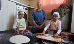 Depremin vurduğu sınır köyde öğretmenlik yapan Melahat Ayaz öğrencilerini gerçek hayata hazırlıyor