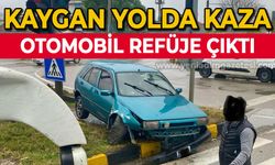 Kaygan yolda kaza: Otomobil refüje çıktı