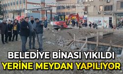 Belediye binası yıkıldı: Yerine meydan yapılıyor