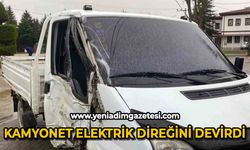 Kontrolden çıkan kamyonet elektrik direğini devirdi: 1 yaralı