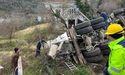 Beton mikseri devrildi, sürücü yara almadan kurtuldu