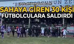 Sahaya giren 30 kişi futbolculara saldırdı