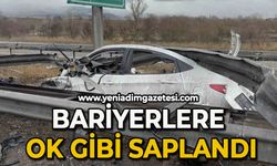 Bariyerlere ok gibi saplanan aracın motoru ve tavanı koptu