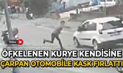 Öfkelenen kurye kendisine çarpan araca kask fırlattı: O anlar kamerada