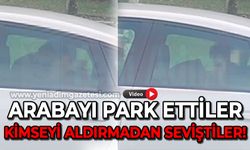 Arabayı park ettiler, kimseyi aldırmadan seviştiler!