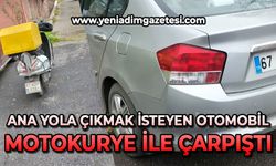 Ana yola çıkmak isteyen otomobil motokurye ile çarpıştı