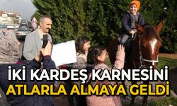 İki kardeş karnelerini atlarla almaya geldi