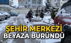 Kar yağışı şehir merkezini beyaza bürüdü