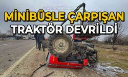 Minibüsle çarpışan traktör devrildi: 3 yaralı