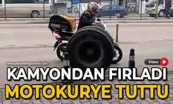 Kamyondan fırlayan lastiği motokurye yakaladı