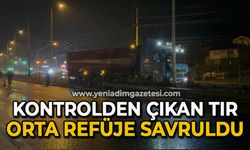 Kontrolden çıkan tır orta refüje savruldu