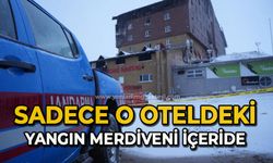 Sadece o oteldeki yangın merdiveni içeride