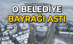 O belediye bayrağı astı