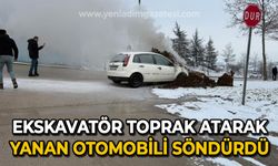 Ekskavatör toprak atarak yanan otomobili söndürdü