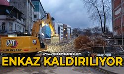 Yıkılan binanın enkazı kaldırılıyor