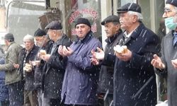 Kar yağışına rağmen esnaf geleneği bozmadı