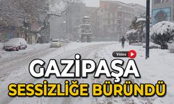 Gazipaşa Caddesi sessizliğe büründü: İşte kar manzaraları