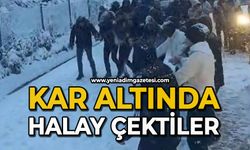 Kar altında halay çektiler