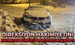 Direksiyon hakimiyetini kaybeden sürücü bariyerlere çarptı