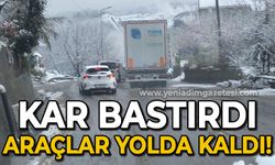 Kar bastırdı, araçlar mahsur kaldı