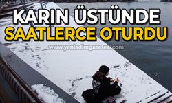 Karın üstünde saatlerce oturdu