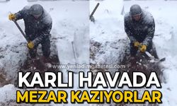 Karlı havada mezar kazıyorlar