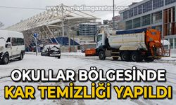 Okullar bölgesinde kar temizliği