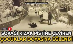 Sokağı kızak pistine çeviren çocuklar doyasıya eğlendi