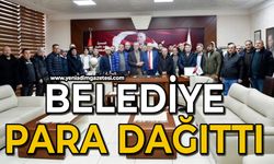 Belediye para dağıttı