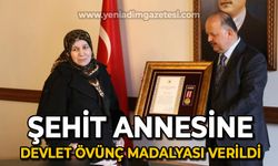 Devlet övünç madalyası tevcih edilen şehit annesi gözyaşlarına hakim olamadı