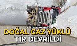 Doğal gaz yüklü tır devrildi, tüplerdeki gaz havaya salındı