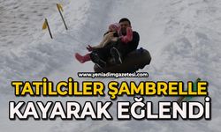 Abant Gölü’nde tatilciler şambrelle kayarak eğlendi